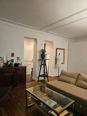 Coin salon dans l'établissement Buttes Chaumont apartement