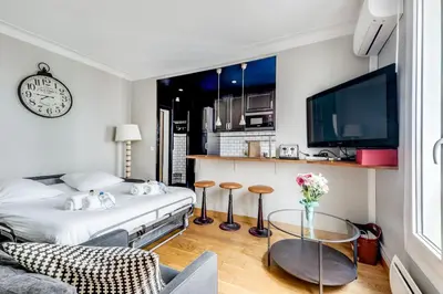 Télévision ou salle de divertissement dans l'établissement AC & 10min from Marais l Center of Paris