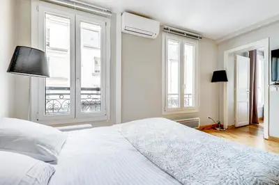 Un ou plusieurs lits dans un hébergement de l'établissement AC & 10min from Marais l Center of Paris