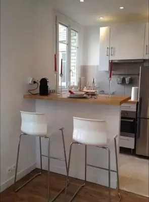 Cuisine ou kitchenette dans l'établissement Appartement de charme F2, Porte St Cloud