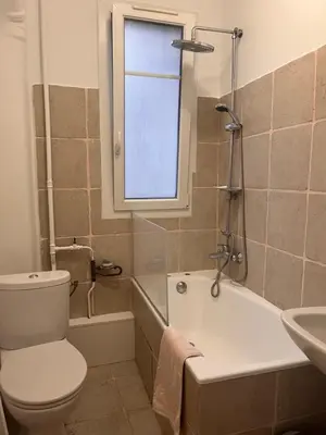 Salle de bains dans l'établissement Appartement de charme F2, Porte St Cloud