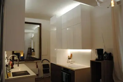 Cuisine ou kitchenette dans l'établissement Apartment on Montmartre Street