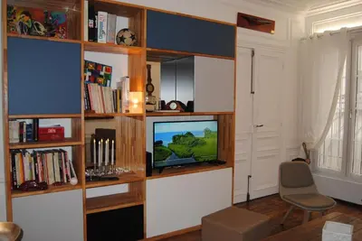 Télévision ou salle de divertissement dans l'établissement Apartment on Montmartre Street