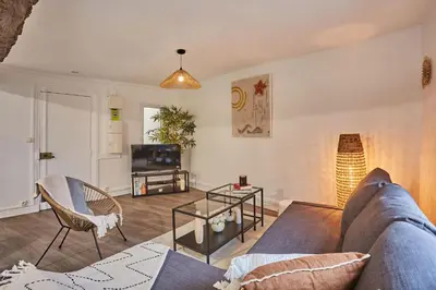 Télévision ou salle de divertissement dans l'établissement Superb apartment in the center of Paris by Stusioprestige