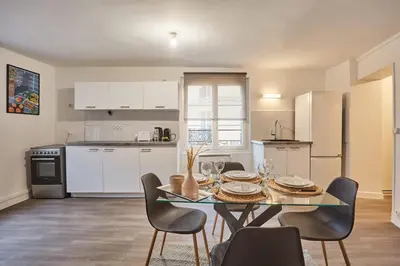 Cuisine ou kitchenette dans l'établissement Superb apartment in the center of Paris by Stusioprestige