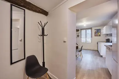 Cuisine ou kitchenette dans l'établissement Superb apartment in the center of Paris by Stusioprestige