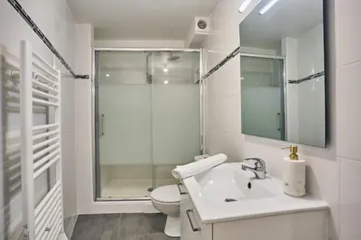 Salle de bains dans l'établissement Superb apartment in the center of Paris by Stusioprestige