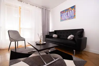 Coin salon dans l'établissement Élégante Évasion dans le Vibrant 11e arrondissement - longue durée