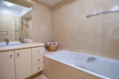 Salle de bains dans l'établissement Élégante Évasion dans le Vibrant 11e arrondissement - longue durée