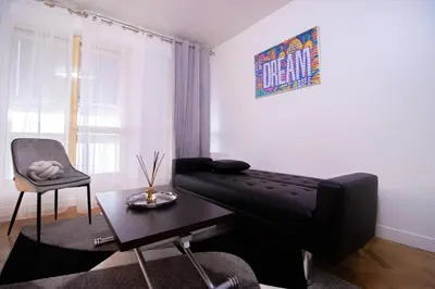 Coin salon dans l'établissement Élégante Évasion dans le Vibrant 11e arrondissement - longue durée