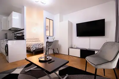 Télévision ou salle de divertissement dans l'établissement Élégante Évasion dans le Vibrant 11e arrondissement - longue durée