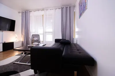 Télévision ou salle de divertissement dans l'établissement Élégante Évasion dans le Vibrant 11e arrondissement - longue durée