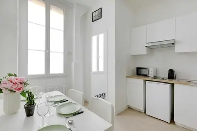 Cuisine ou kitchenette dans l'établissement Cosy Apartement in heart of Batignolles