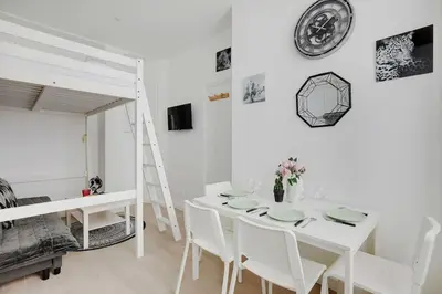 Télévision ou salle de divertissement dans l'établissement Cosy Apartement in heart of Batignolles