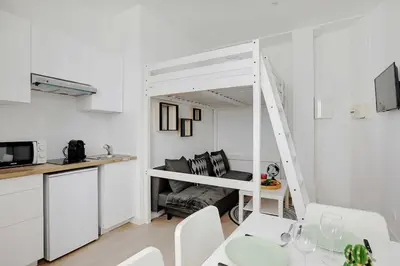 Cuisine ou kitchenette dans l'établissement Cosy Apartement in heart of Batignolles
