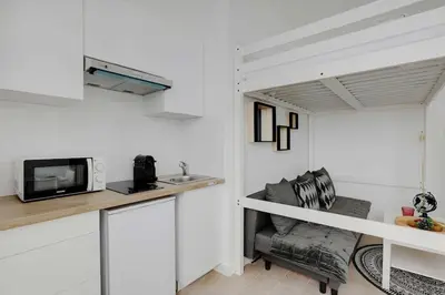 Cuisine ou kitchenette dans l'établissement Cosy Apartement in heart of Batignolles