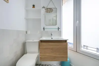 Salle de bains dans l'établissement Cosy Apartment with 270 degrees view on Paris streets