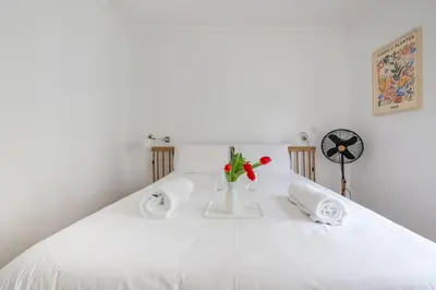 Un ou plusieurs lits dans un hébergement de l'établissement Cosy Apartment with 270 degrees view on Paris streets