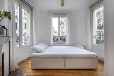 Un ou plusieurs lits dans un hébergement de l'établissement Cosy Apartment with 270 degrees view on Paris streets