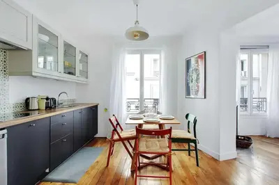 Cuisine ou kitchenette dans l'établissement Cosy Apartment with 270 degrees view on Paris streets