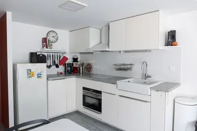 Cuisine ou kitchenette dans l'établissement Cozy apartment in Le Marais