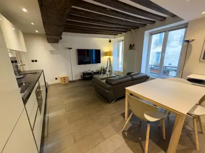 Cuisine ou kitchenette dans l'établissement Appartement design au cœur du Marais