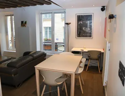 Coin salon dans l'établissement Appartement design au cœur du Marais