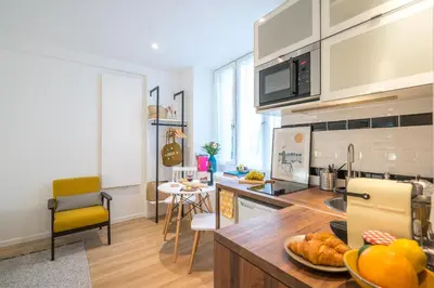 Cuisine ou kitchenette dans l'établissement Quiet & Cosy Studio near Eiffel Tower