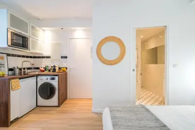 Cuisine ou kitchenette dans l'établissement Quiet & Cosy Studio near Eiffel Tower