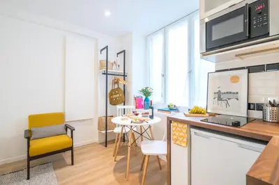 Cuisine ou kitchenette dans l'établissement Quiet & Cosy Studio near Eiffel Tower