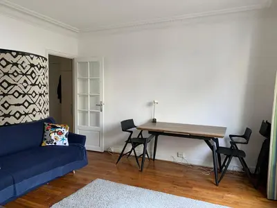 Coin salon dans l'établissement Appartement vue sur la tour Eiffel
