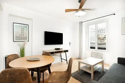 Télévision ou salle de divertissement dans l'établissement Center Paris République Appartment