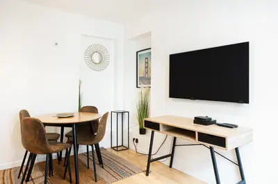 Télévision ou salle de divertissement dans l'établissement Center Paris République Appartment