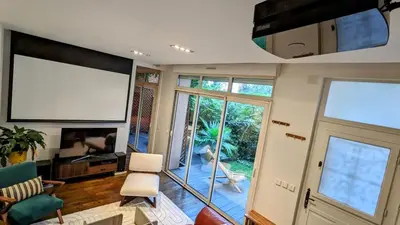 Télévision ou salle de divertissement dans l'établissement Beautiful apartment with private garden