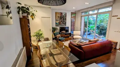 Coin salon dans l'établissement Beautiful apartment with private garden