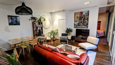 Coin salon dans l'établissement Beautiful apartment with private garden