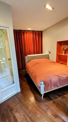 Un ou plusieurs lits dans un hébergement de l'établissement Beautiful apartment with private garden