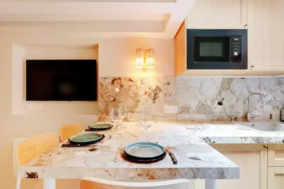Cuisine ou kitchenette dans l'établissement Chic and Cosy Apartment-Canal Saint Martin