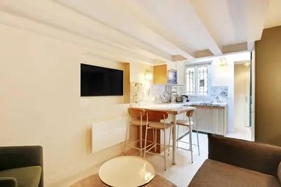 Télévision ou salle de divertissement dans l'établissement Chic and Cosy Apartment-Canal Saint Martin