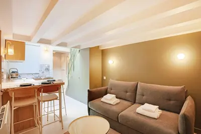 Cuisine ou kitchenette dans l'établissement Chic and Cosy Apartment-Canal Saint Martin