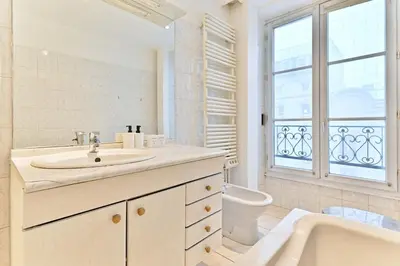 Salle de bains dans l'établissement Charming very spacious apartment, Paris 9ème