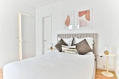 Un ou plusieurs lits dans un hébergement de l'établissement Charming very spacious apartment, Paris 9ème