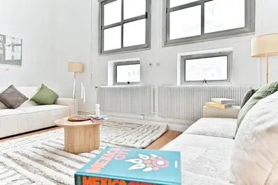 Coin salon dans l'établissement Charming very spacious apartment, Paris 9ème