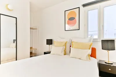 Un ou plusieurs lits dans un hébergement de l'établissement Charming very spacious apartment, Paris 9ème