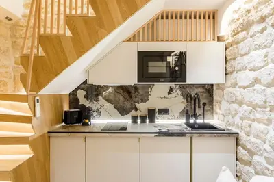 Cuisine ou kitchenette dans l'établissement B1 Beautiful, Luxury Near Eiffel Tower Sleeps AC
