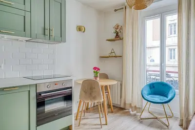 Cuisine ou kitchenette dans l'établissement Apartment in Paris 17th District