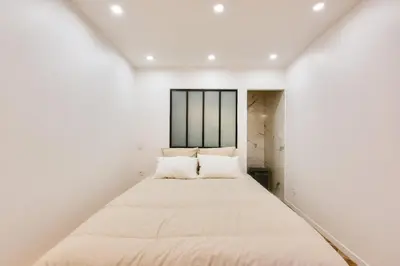 Un ou plusieurs lits dans un hébergement de l'établissement Charming & modern 1BR - Paris 8