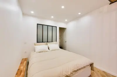 Un ou plusieurs lits dans un hébergement de l'établissement Charming & modern 1BR - Paris 8