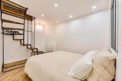 Un ou plusieurs lits dans un hébergement de l'établissement Charming & modern 1BR - Paris 8