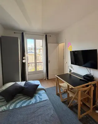 Télévision ou salle de divertissement dans l'établissement Bright studio